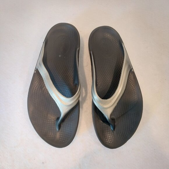 OOFOS Flip Flop Thong Sandal Womens 8 Silver Gray OOlala Cushioned Comfort - Picture 2 of 9